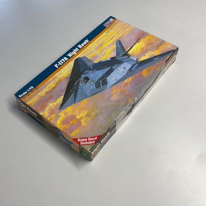 Bateau MisterCraft E05 F-117A « Night Hawk » d'occasion