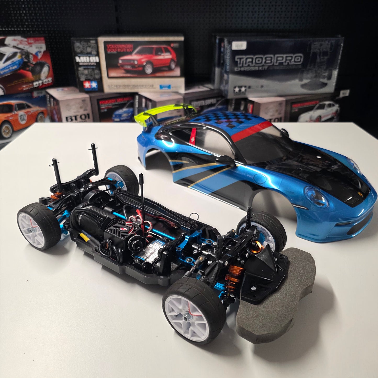 D'OCCASION Tamiya TT-02 + Robitronic Razer ten G2 Brushless Combo 60A 3652 3000kV + Servo Yeah Racing