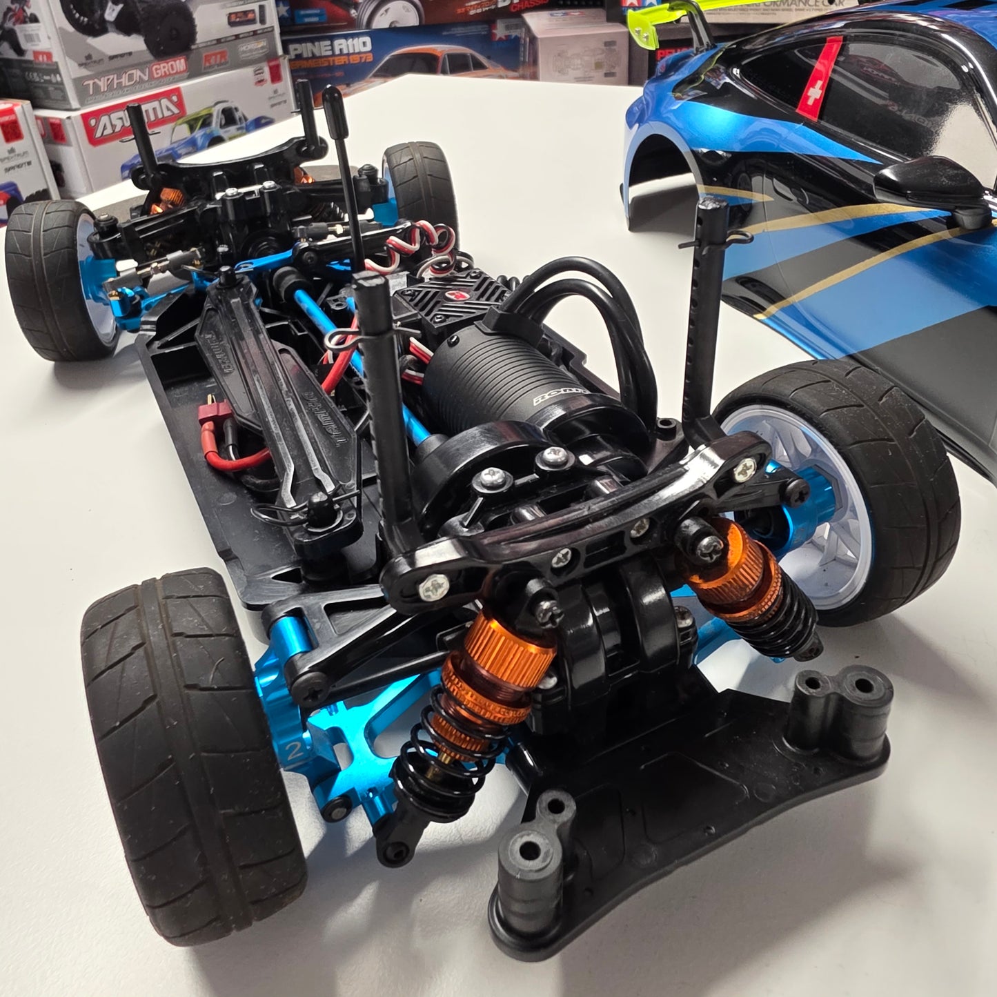 D'OCCASION Tamiya TT-02 + Robitronic Razer ten G2 Brushless Combo 60A 3652 3000kV + Servo Yeah Racing