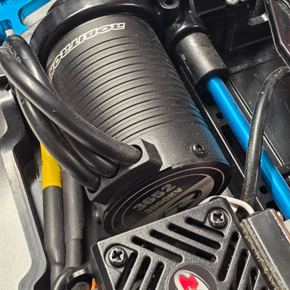 D'OCCASION Tamiya TT-02 + Robitronic Razer ten G2 Brushless Combo 60A 3652 3000kV + Servo Yeah Racing